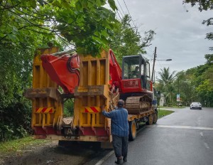 ARRIVAL-OF-EXCAVATOR-AT-PROJECT-SITE